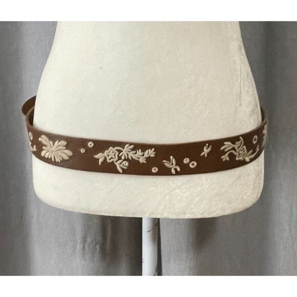 Levi’s Brown Leather Floral Embroidered Belt 36 Genuine Cowhide - Picture 2 of 13